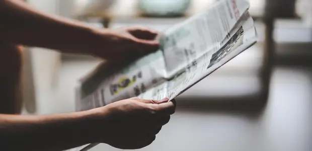 Stoly plné novín, časopisov a krížoviek