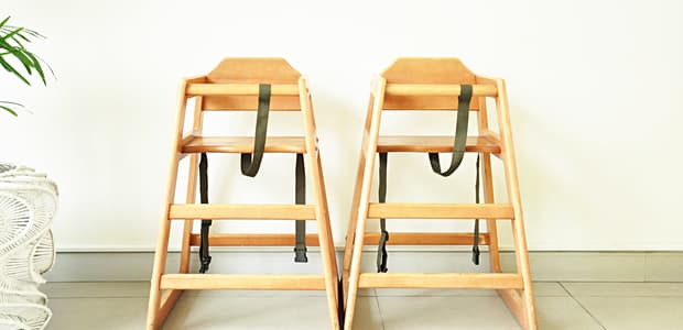 Dievča vyhralo stávku! Zo stoličky ju vyslobodili hasiči