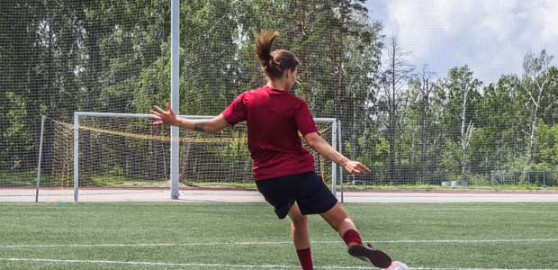 Muž v kuchyni a žena na futbalovom ihrisku. Stereotyp alebo budúcnosť?