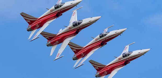 Akrobati si pomýlil mesto! Lietali nad súťažiacimi v jódlovaní
