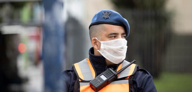 Prišli služobne a zostali v šoku! Policajný zásah na swingers párty sa trochu zvrhol