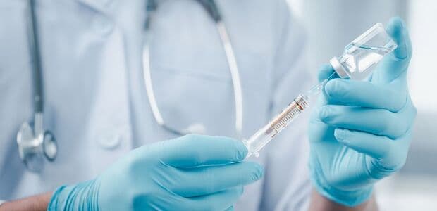 Slovensko pozastavilo očkovanie vakcínou od AstraZenecy pre ľudí, ktorí ju majú dostať po prvý raz