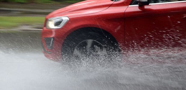 Množstvo vody na ceste môže vodičom spôsobiť problémy. Hrozí aquaplaning.
