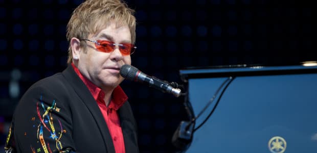 Elton John skončil v nemocnici!
