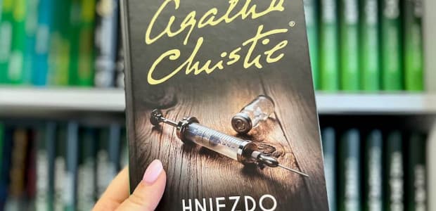 Pre Agathu Christie je to jedna z jej najobľúbenejších detektívok. Dnes vychádza Hniezdo vreteníc.