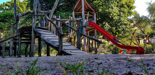 Kde sa detstvo točilo na kolotoči a bolelo odretými kolenami