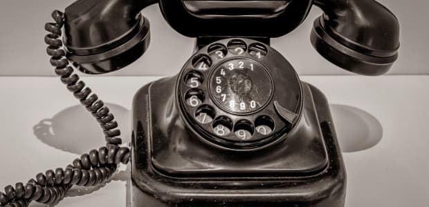 Keď sa volalo z predsiene – čaro pevnej linky a listovanie v hrubom telefónnom zozname