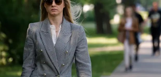 Skrine plné kabátov čakajúcich na jar