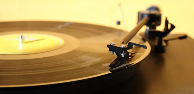 Od vinylov k streamu: Prečo sa opäť učíme počúvať celé albumy?